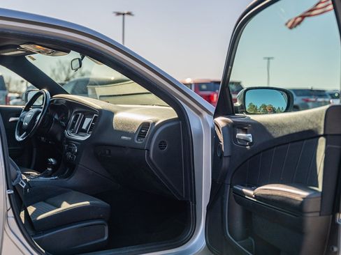 Used 2019 Dodge Charger SXT image 15
