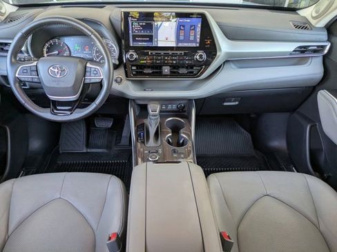 Used 2022 Toyota Highlander Platinum image 4