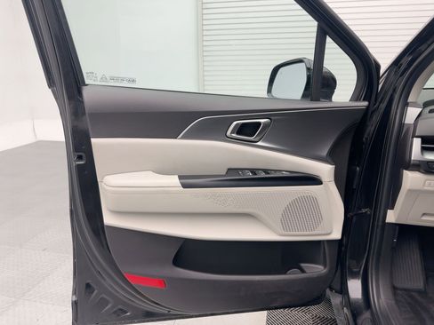 Used 2022 Kia Carnival LX image 21