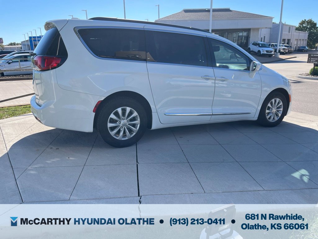 Used 2017 Chrysler Pacifica Touring-L FWD image 10