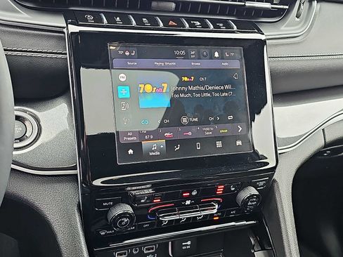 Used 2023 Jeep Grand Cherokee Altitude image 18