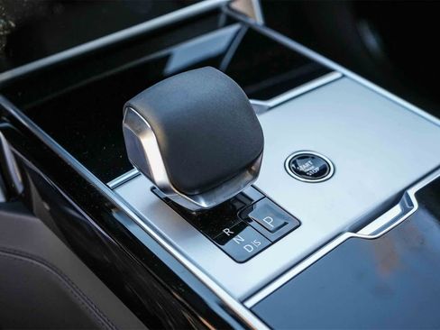 New 2026 Land Rover Range Rover SE image 19