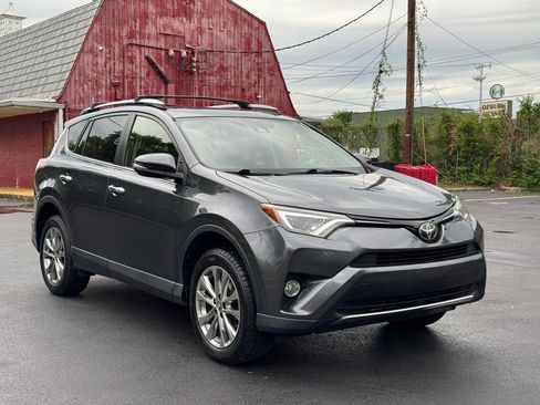 Used 2018 Toyota RAV4 Limited FWD image 2
