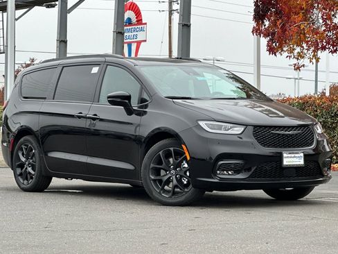 New 2026 Chrysler Pacifica Limited w/ Uconnect Theater Family Group image 2