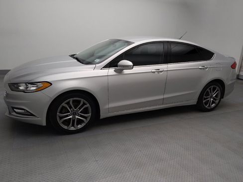 Used 2017 Ford Fusion SE w/ Equipment Group 201A image 2