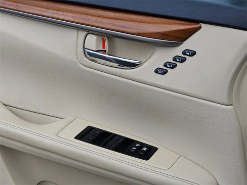 Used 2013 Lexus ES 300h image 27