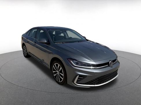 Used 2025 Volkswagen Jetta SE FWD image 3