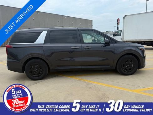 Used 2025 Kia Carnival FWD image 6