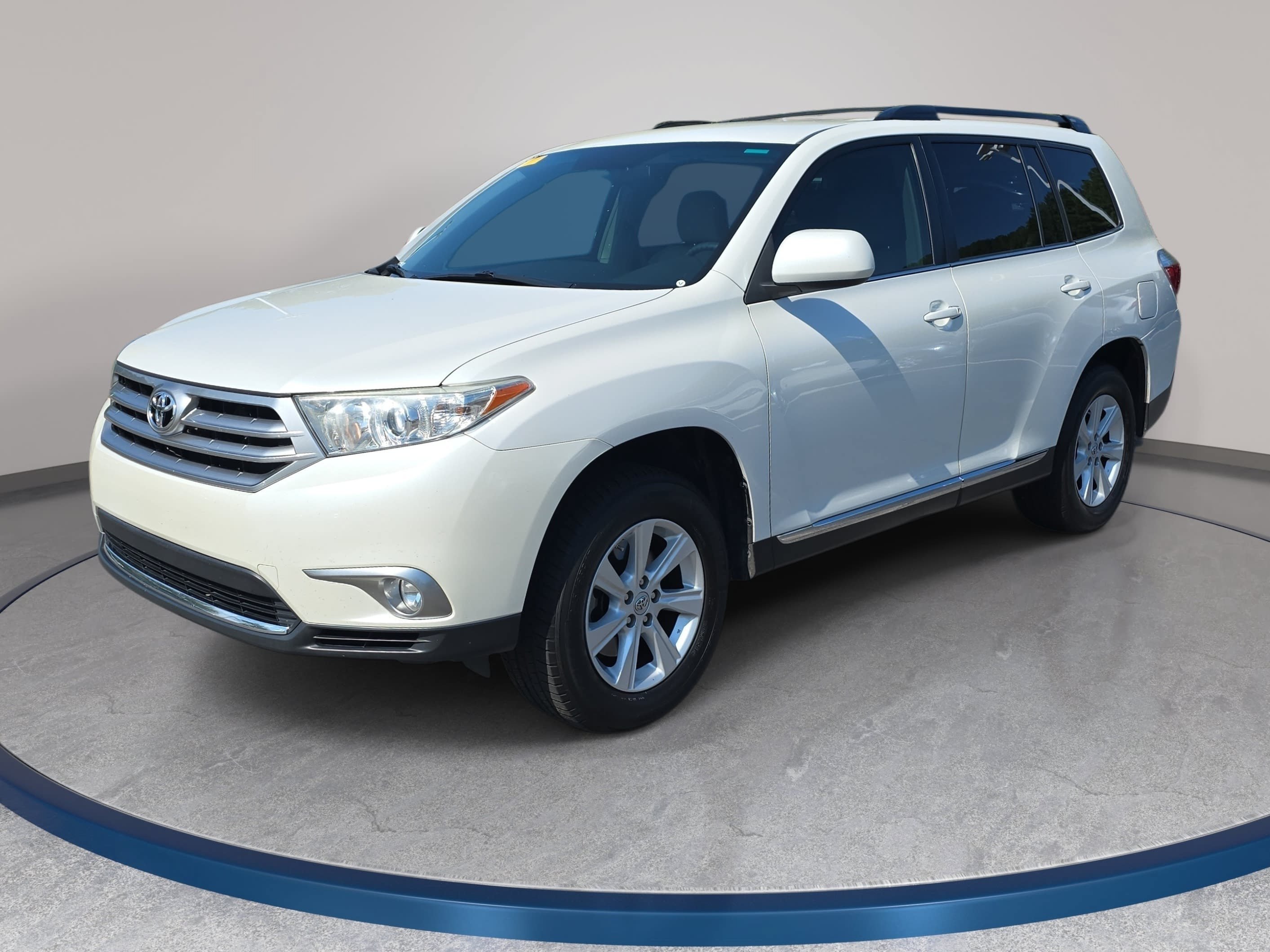 Used 2013 Toyota Highlander Plus FWD image 1