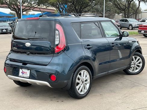 Used 2017 Kia Soul + image 5
