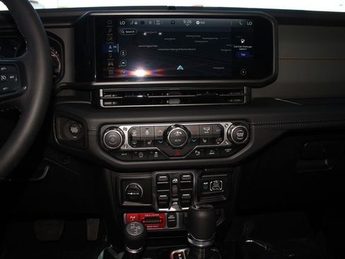 Used 2025 Jeep Gladiator Mojave AWD/4WD image 18