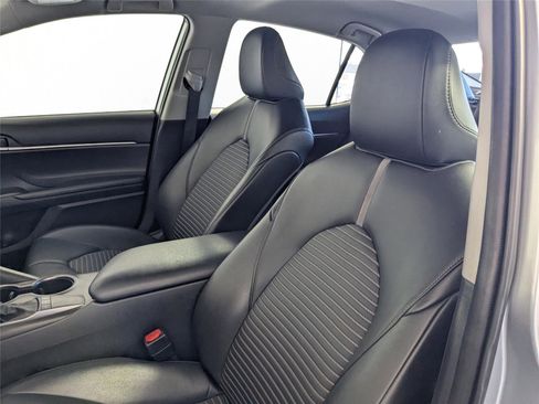 Used 2022 Toyota Camry SE image 9