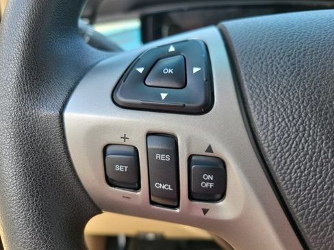 Used 2014 Ford Taurus SE FWD image 17