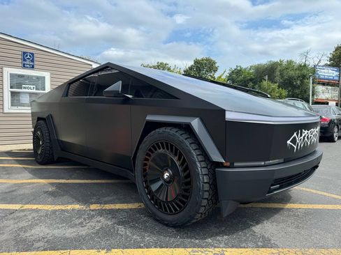 Used 2024 Tesla Cybertruck Cyberbeast AWD/4WD image 2