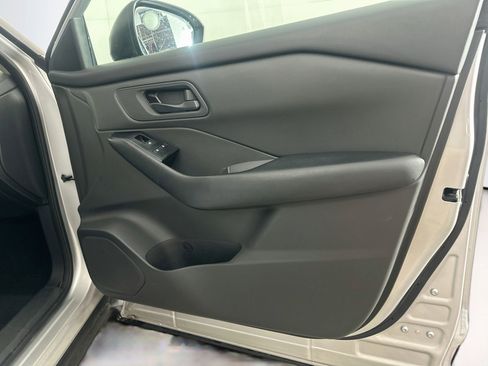 Used 2024 Nissan Rogue S FWD image 30