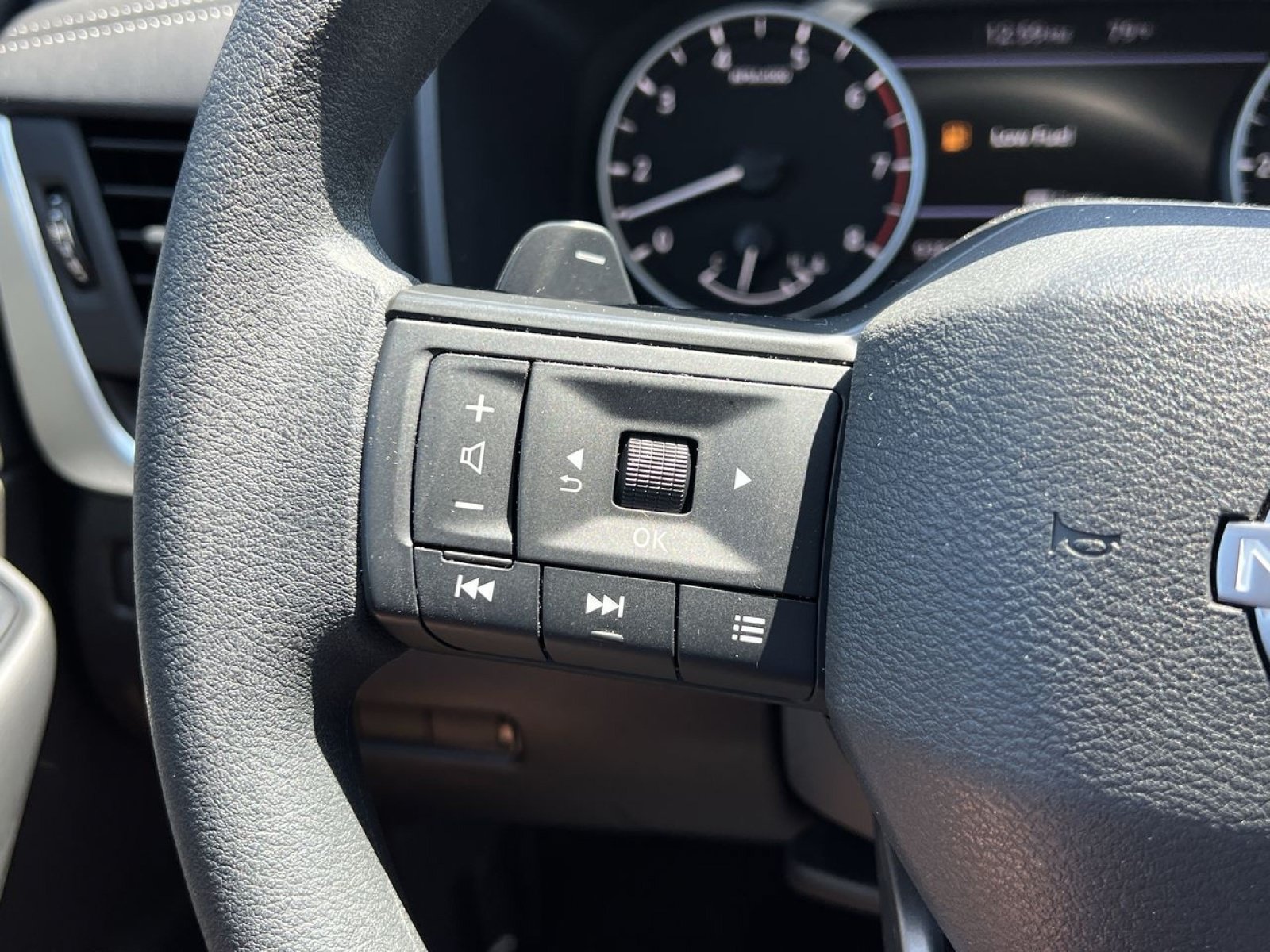 Used 2025 Nissan Rogue S AWD/4WD image 29