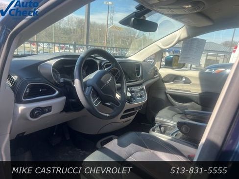 Used 2022 Chrysler Pacifica Touring-L w/ Uconnect Theater Family Group image 5