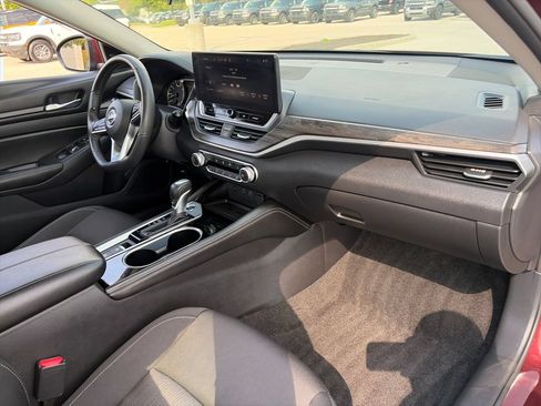 Used 2024 Nissan Altima 2.5 SV w/ SV Premium Package FWD image 10