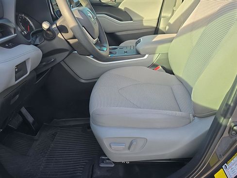 Used 2022 Toyota Highlander L image 16