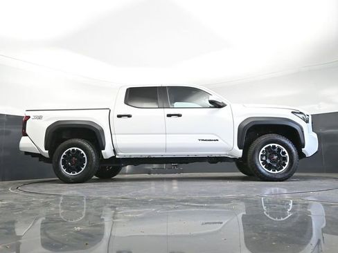 Used 2024 Toyota Tacoma TRD Off-Road AWD/4WD image 40