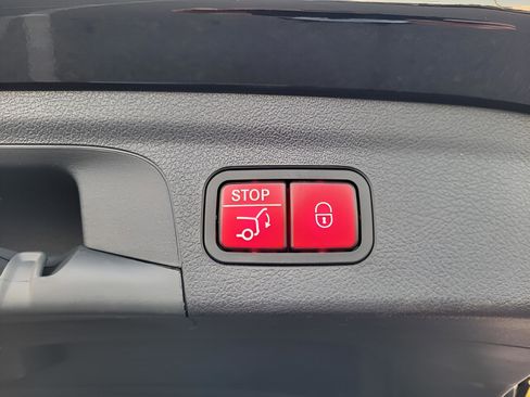 Used 2022 Mercedes-Benz GLE 350 w/ Premium Package image 9