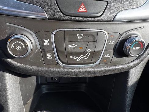 Used 2018 Chevrolet Equinox LT image 48