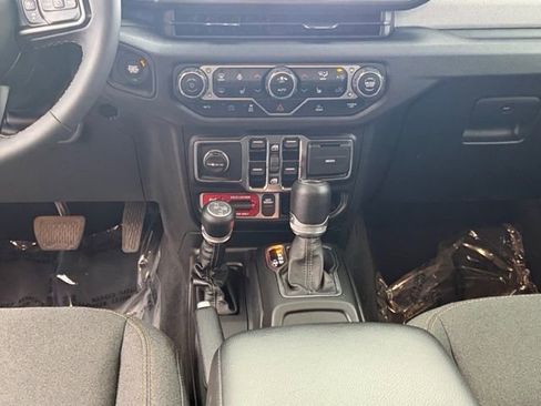 Used 2024 Jeep Wrangler Unlimited image 23