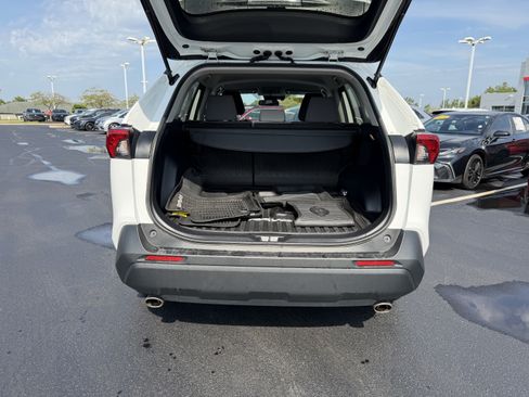 Used 2020 Toyota RAV4 XLE AWD/4WD image 7