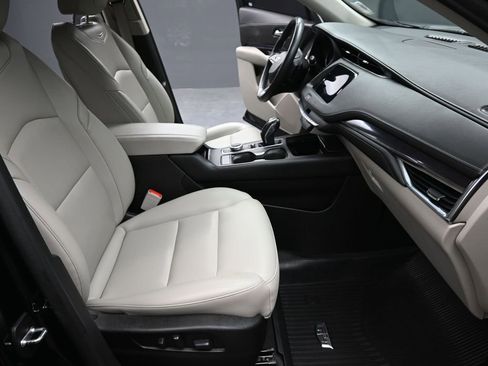 Used 2019 Cadillac XT4 Luxury w/ Cold Weather Package FWD image 23