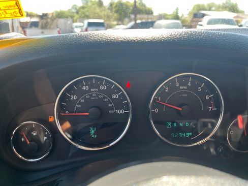 Used 2017 Jeep Wrangler Unlimited Sahara w/ Connectivity Group AWD/4WD image 19