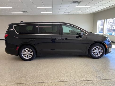Used 2023 Chrysler Pacifica Touring-L image 4