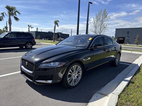 Used 2020 Jaguar XF Premium RWD image 4