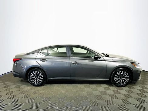 Used 2025 Nissan Altima 2.5 SV FWD image 9