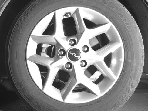 Used 2025 Kia Soul LX w/ LX Technology Package FWD image 12