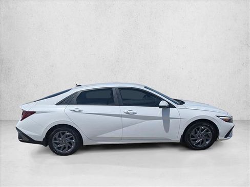 Used 2024 Hyundai Elantra Blue FWD image 4
