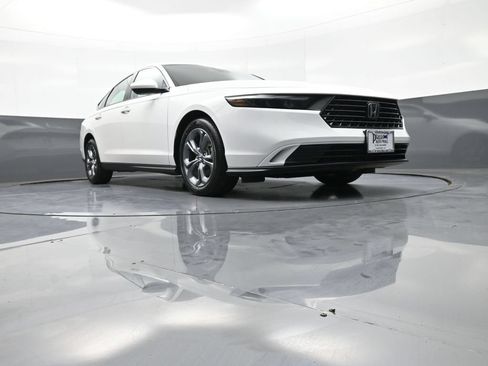 Certified 2024 Honda Accord EX image 28