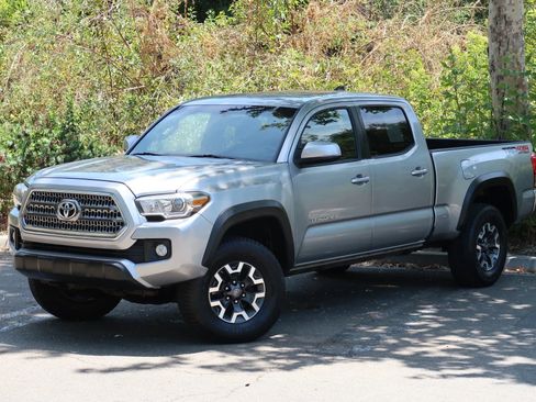 Used 2017 Toyota Tacoma TRD Off-Road w/ Tow Package AWD/4WD image 4