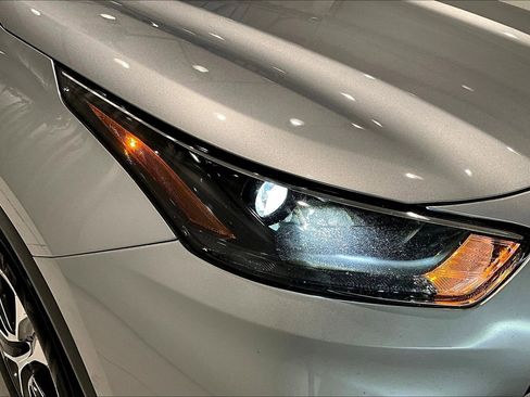Used 2022 Toyota Highlander XLE AWD/4WD image 31
