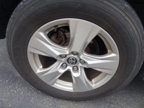 Used 2020 Toyota RAV4 XLE image 23