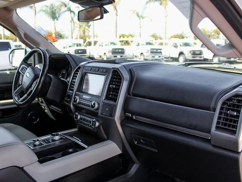 Used 2019 Ford Expedition Platinum image 40