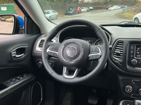 Used 2018 Jeep Compass Latitude image 17