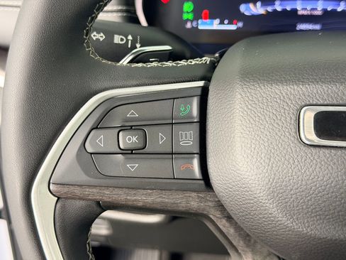 Used 2023 Jeep Grand Cherokee Limited AWD/4WD image 14