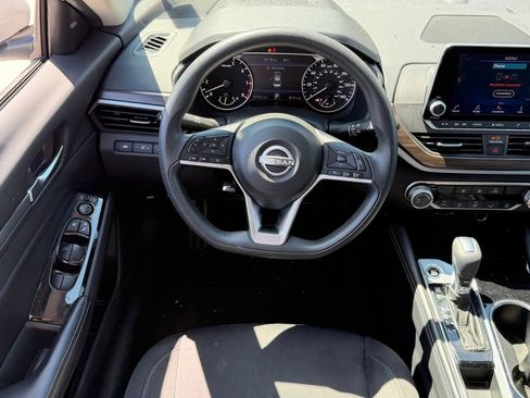 Used 2023 Nissan Altima 2.5 SV FWD image 10