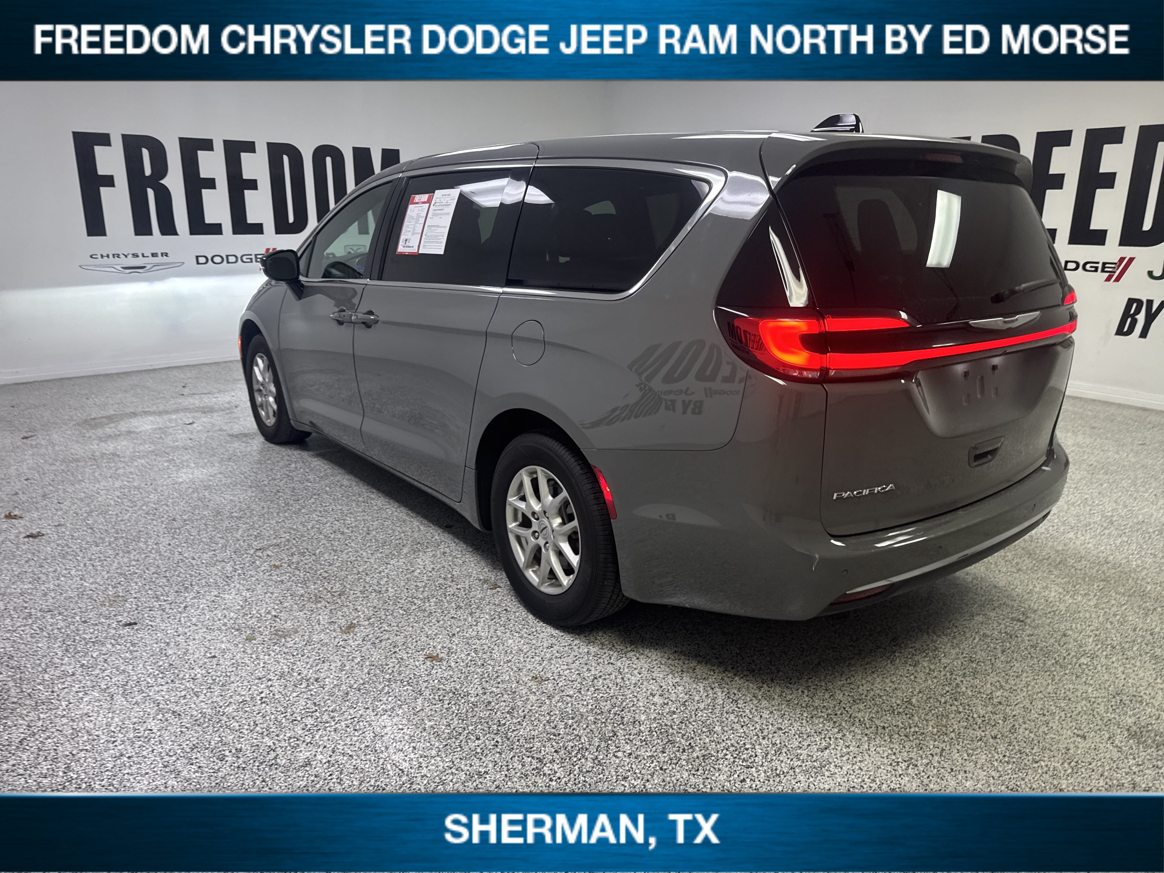 Used 2025 Chrysler Pacifica Select FWD image 6