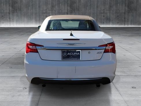 Used 2011 Chrysler 200 Touring image 4