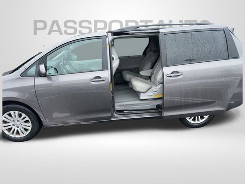 Used 2013 Toyota Sienna XLE image 14