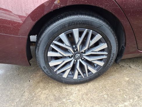 Used 2024 Nissan Altima 2.5 SV image 11