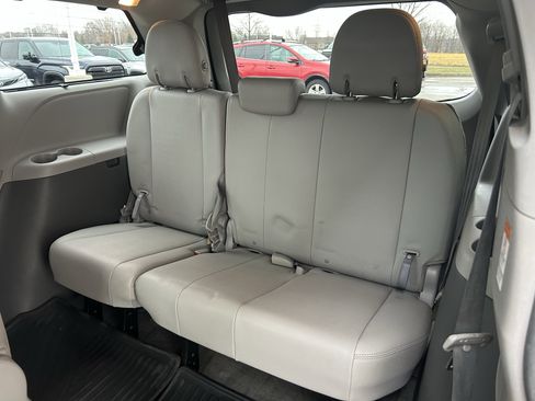 Used 2017 Toyota Sienna XLE image 21