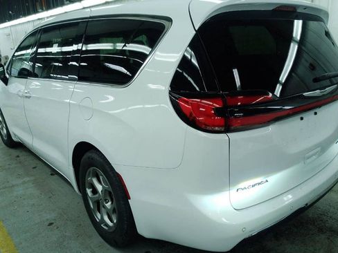 Used 2024 Chrysler Pacifica Limited image 4