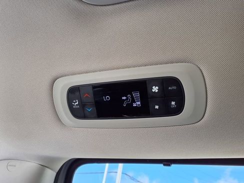 Used 2023 Chrysler Pacifica Touring-L FWD image 23